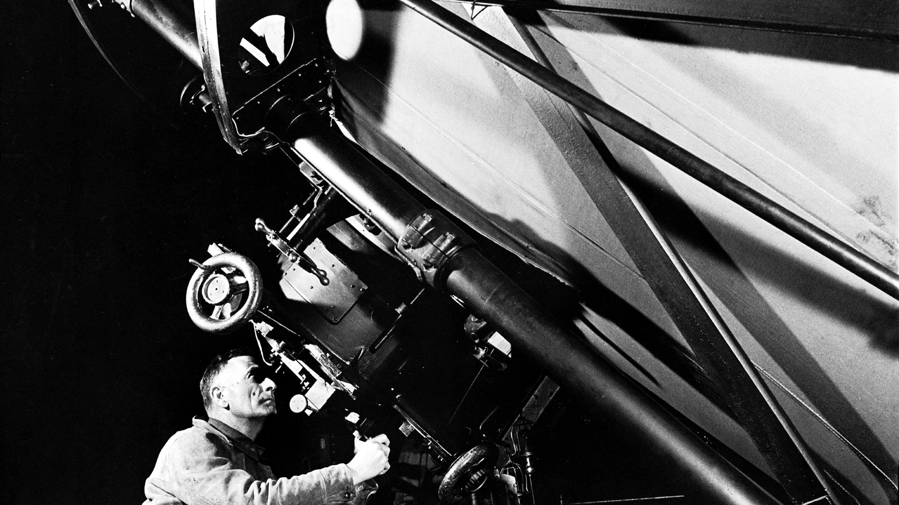 Эдвин Хаббл у телескопа обсерватории Маунт-Вилсон в 1937 году