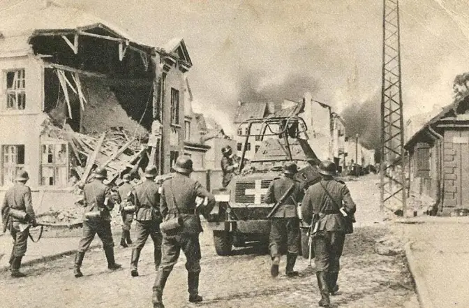 Германские войска в разрушенном польском городе Сохачев в сентябре 1939 года