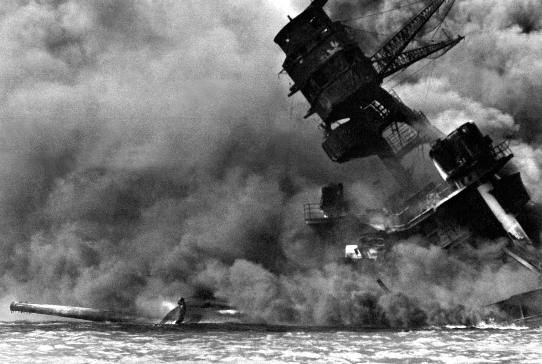 Линкор USS Arizona горит после японского нападения на Перл-Харбор 7 декабря 1941 года