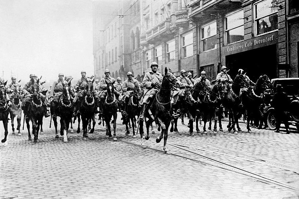 Французские войска входят в Эссен во время оккупации Рура, 1923 год