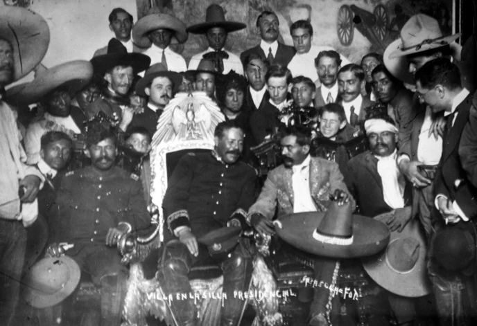 Панчо Вилья и Эмилиано Сапата в Национальном дворце Мехико в 1914 году