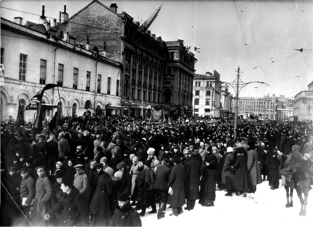 Массовая демонстрация в Петрограде во время Февральской революции 1917 года