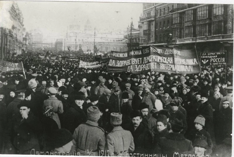Демонстрация у гостиницы Метрополь в Москве в марте 1917 года