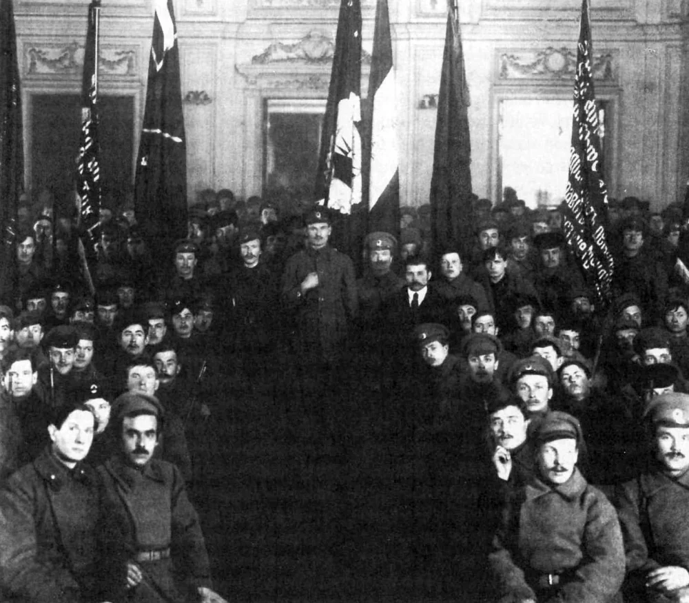 Красногвардейцы в Смольном в Петрограде в октябре 1917 года