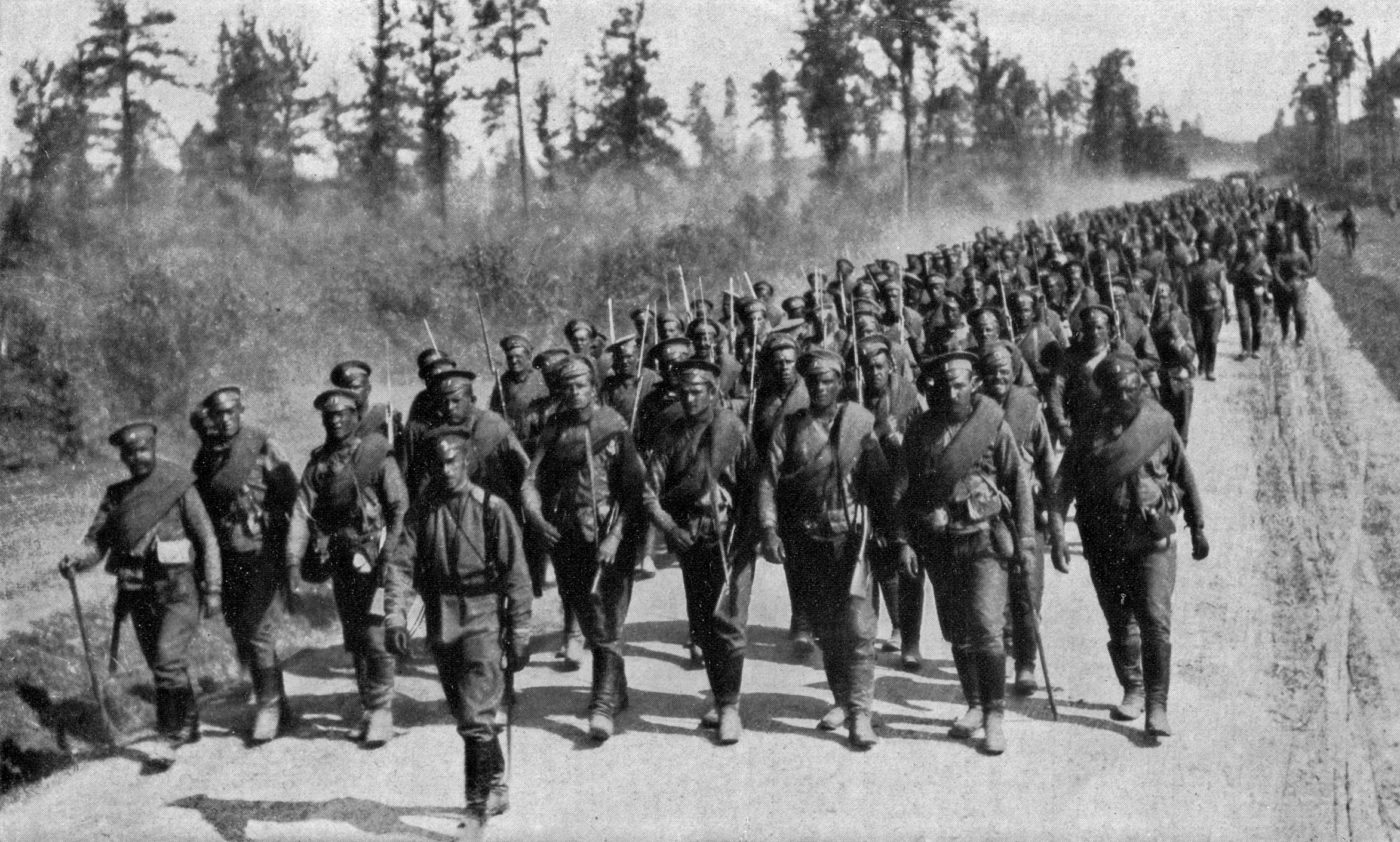 Русские войска в годы Первой мировой войны идут к фронту