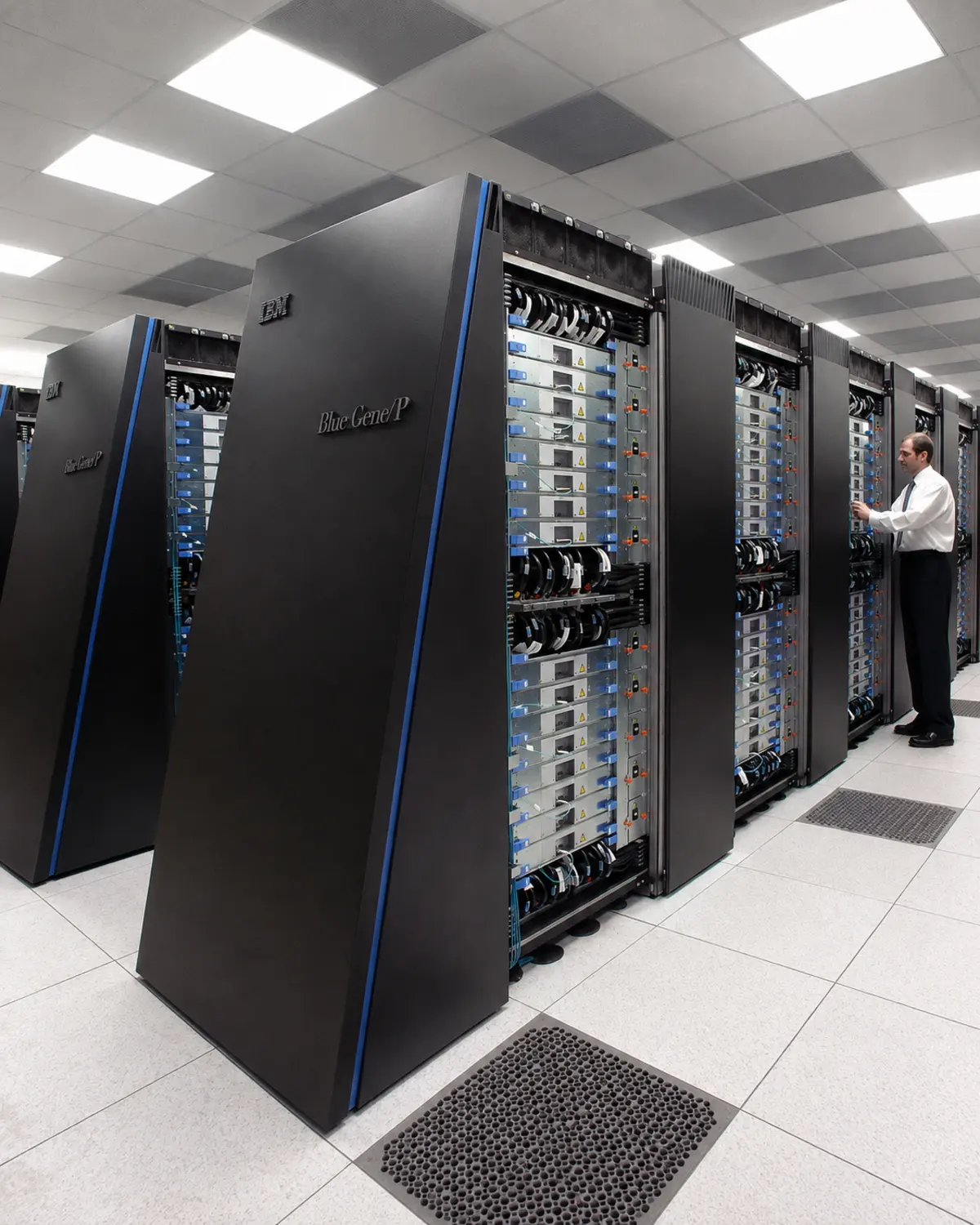 Стойки суперкомпьютера IBM Blue Gene/P в вычислительном центре