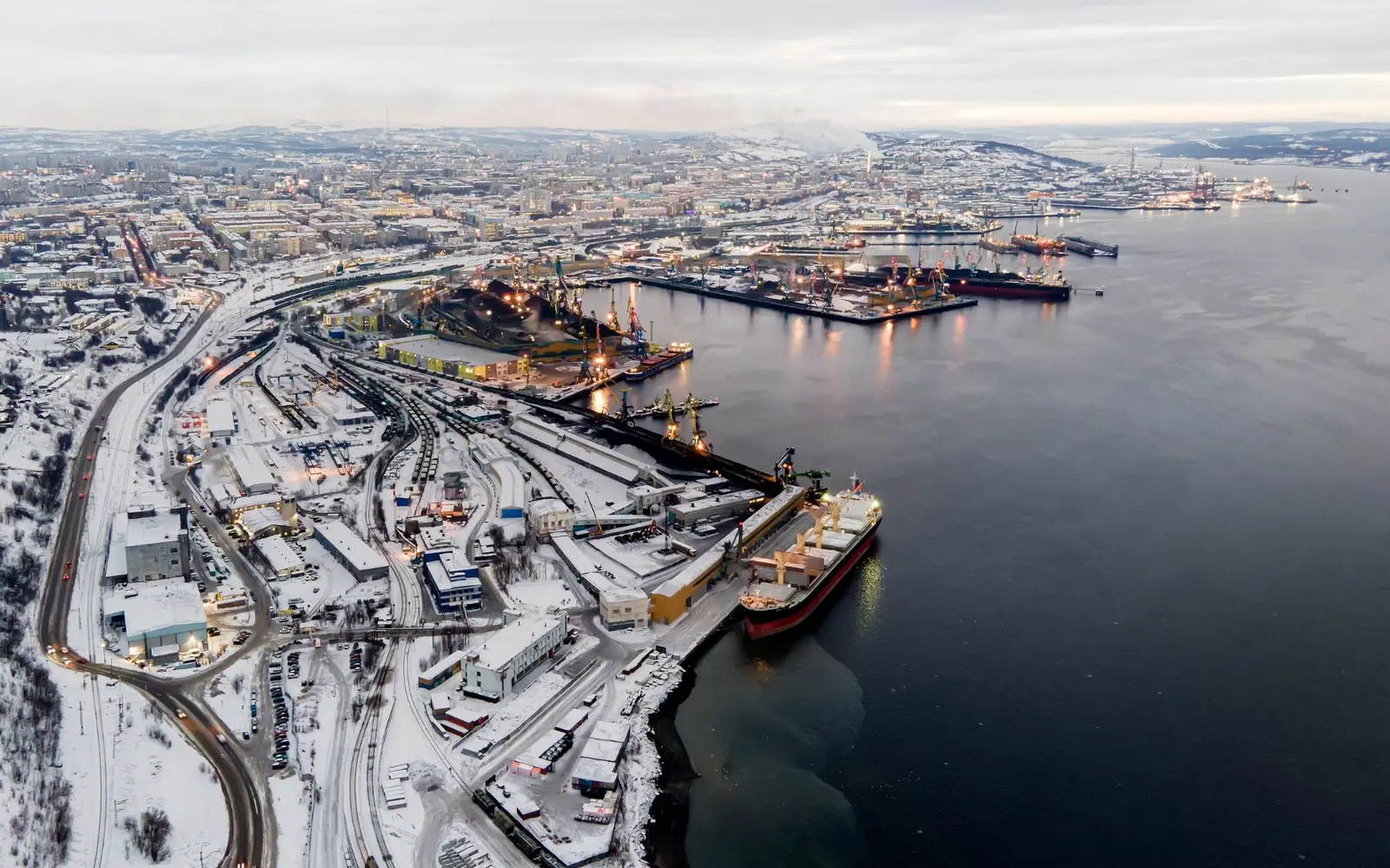 Мурманский морской порт и железнодорожные подходы зимой