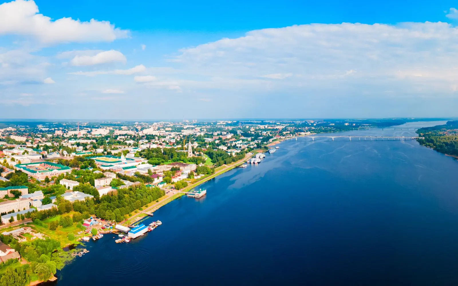 Аэрофотоснимок российского города на берегу крупной реки