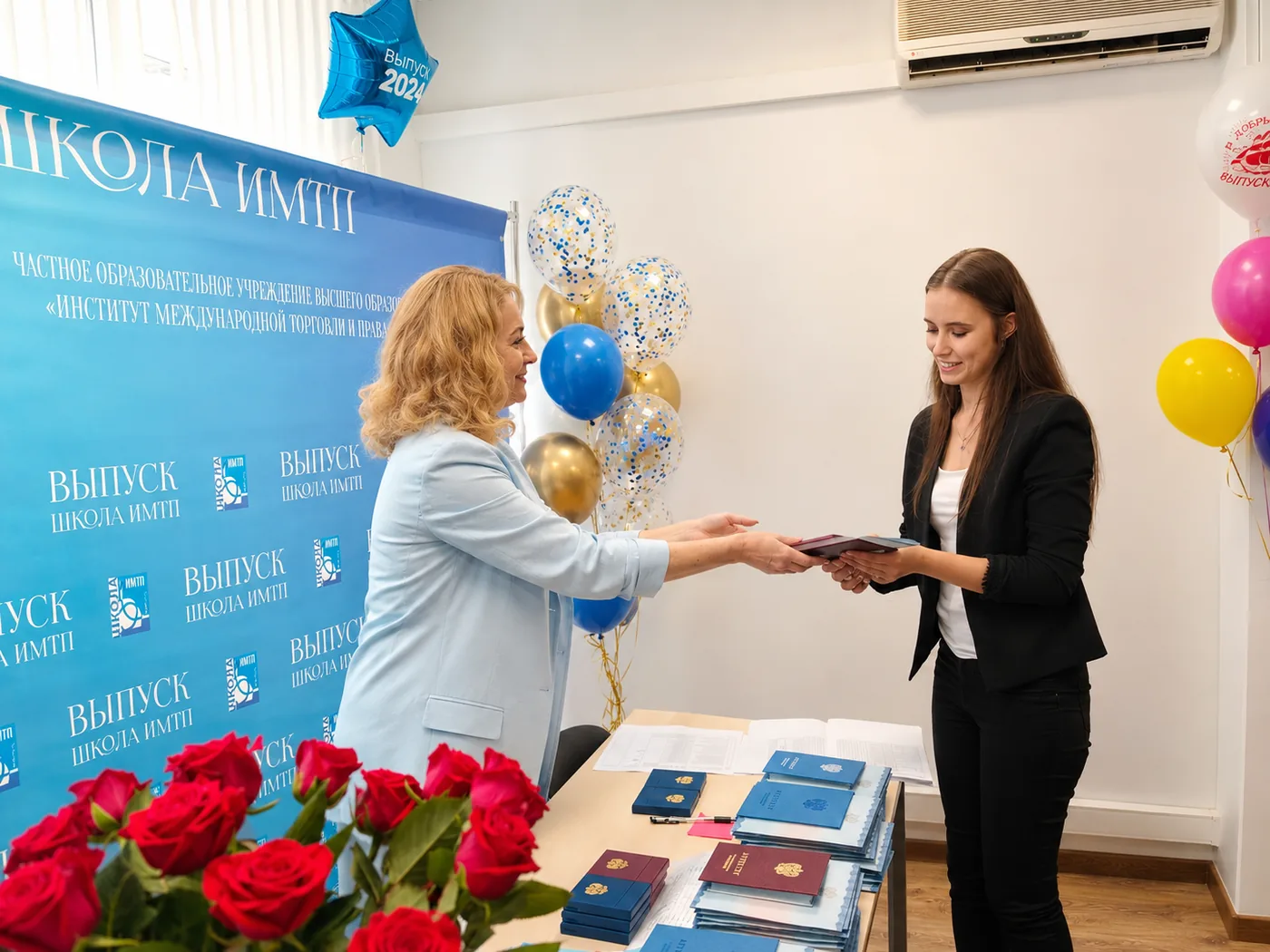 Вручение аттестата выпускнику Школы ИМТП