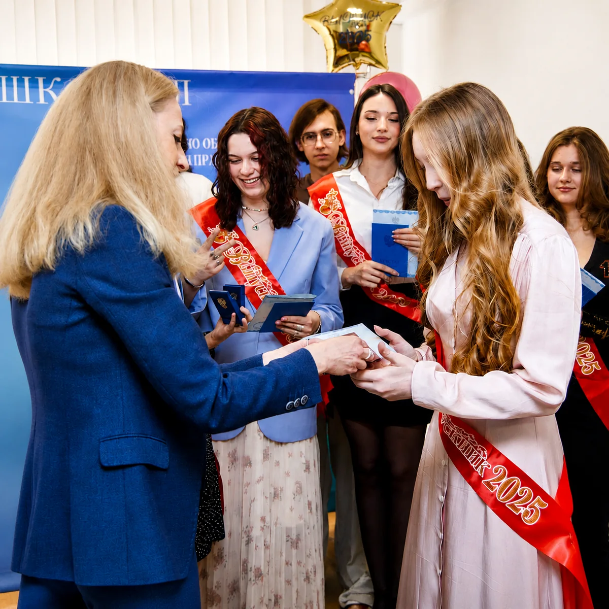 Вручение аттестата выпускнице Школы ИМТП на выпускной церемонии
