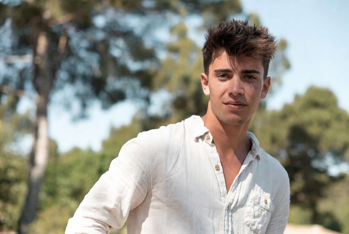 молодой человек в льняной рубашке