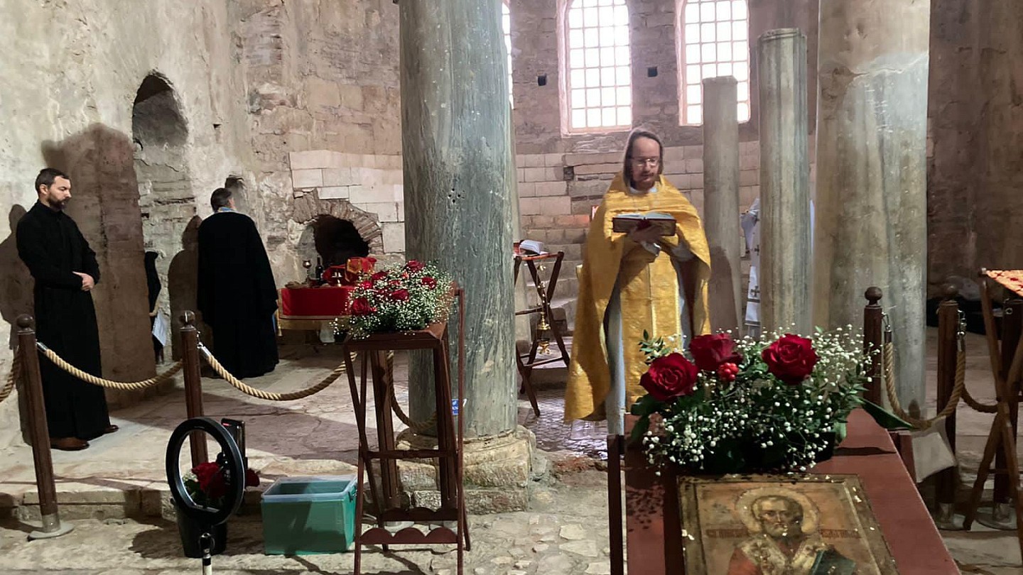 В храме святителя Николая Мирликийского в турецком Демре прошли праздничные богослужения
