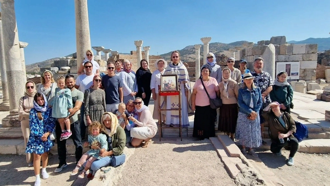 エペソの近くの彼の埋葬の場所での使徒と伝道者ヨハネ神学者の記念日の典礼