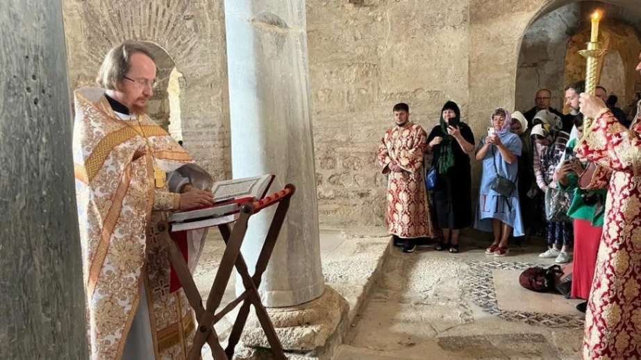 Demra'daki Aziz Myrlikalı Nikolaos'un tapınağında şenlikli ibadet hizmetleri