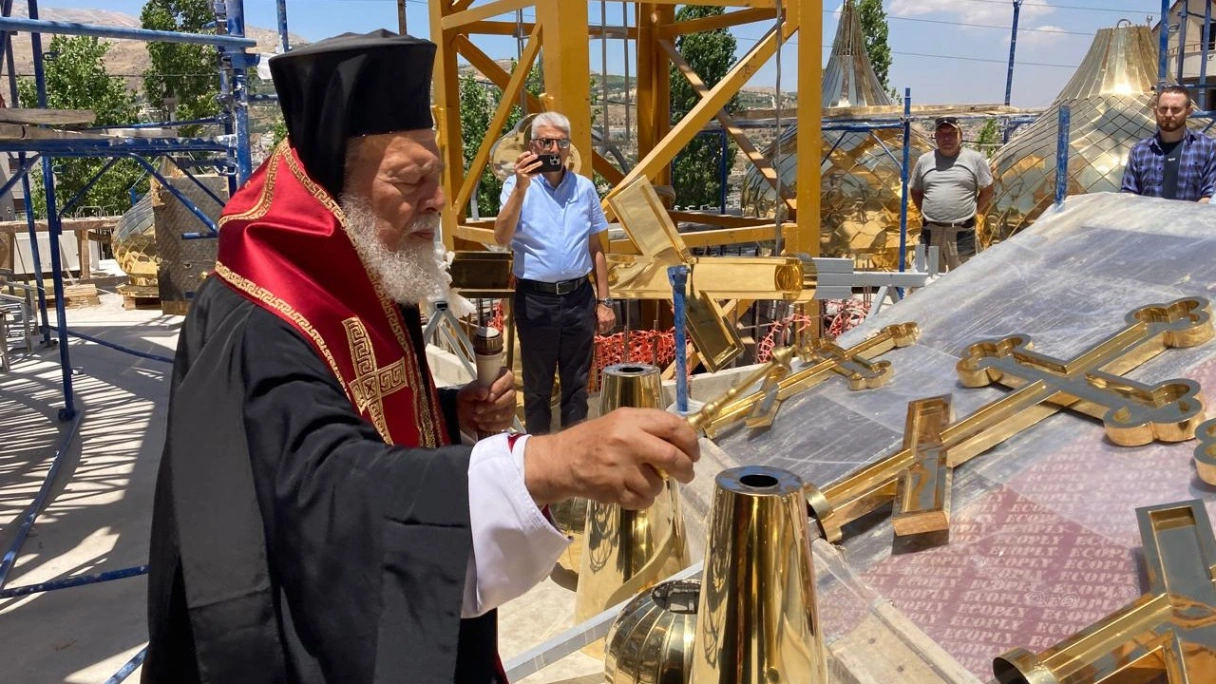 Αφιέρωση σταυρών για την εκκλησία προς τιμήν της εικόνας της Μητέρας του Θεού" Απροσδόκητη Χαρά " στο Zahle