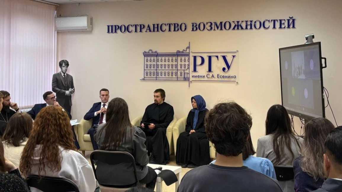 SPbDAは、旅行を組織する上での彼らの助けのためのキリスト教の文化と遺産の支援のための財団に感謝しました。