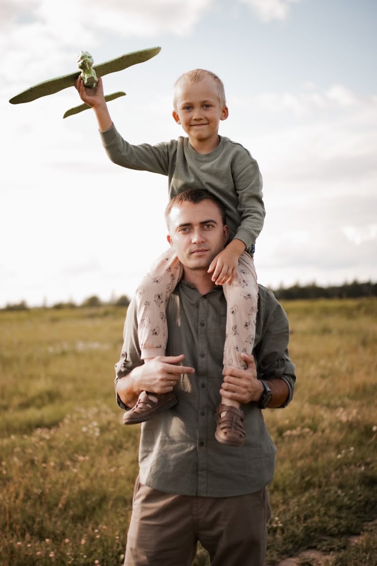 семейная фотосессия в поле фотосессия отец и сын | Фотосессия, Семейные фотосессии, Семейные фото на улице