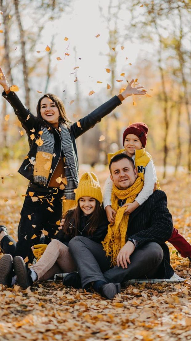 Family Photoshoot Outfit: 7 Steps for the Perfect Pictures | Фотосессия осень семья, Осенняя семейная фотосессия