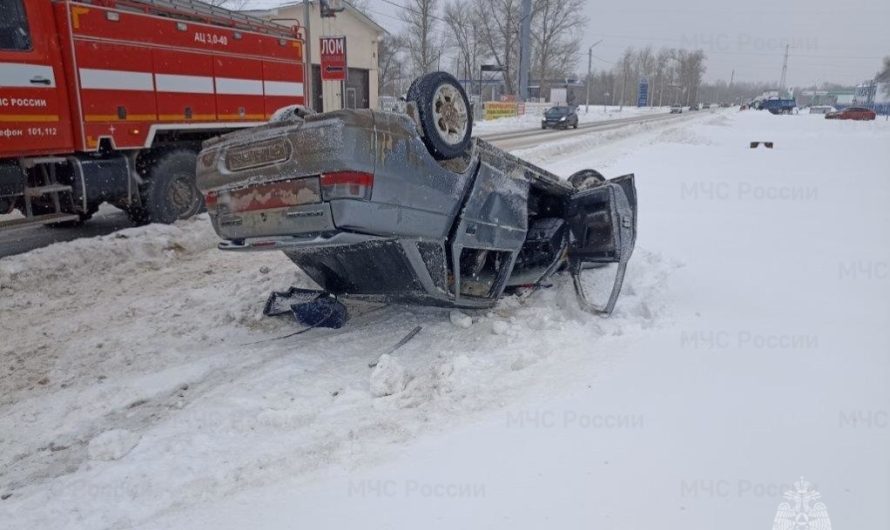 В Бугуруслане спасатели помогли водителю выбраться из перевернутого автомобиля