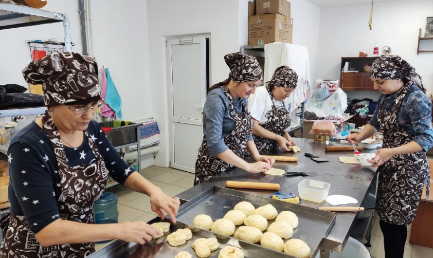 В Бугуруслане многодетные мамы нашли работу в пекарне при храме