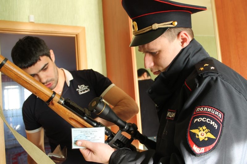Бугурусланские полицейские проверяют владельцев оружия