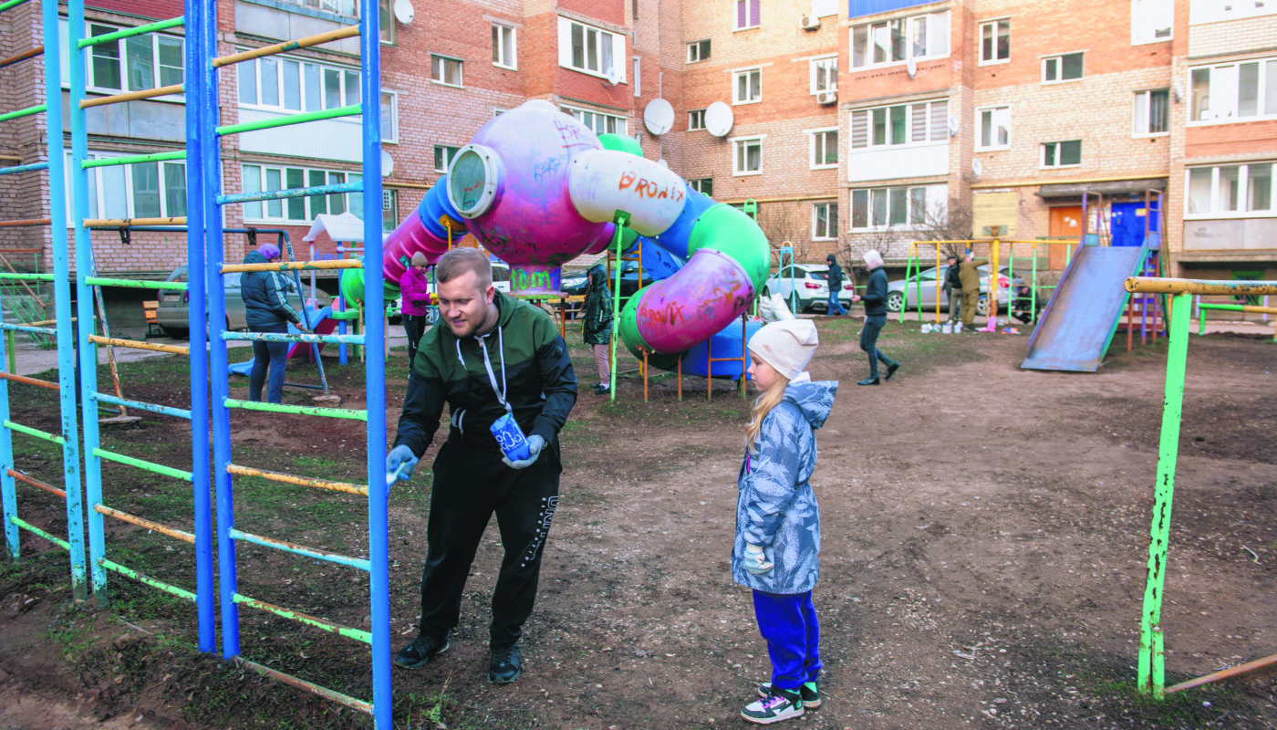 В Бугуруслане жители многоэтажки обустроили детскую площадки | 14.04.2023 |  Новости Бугуруслана - БезФормата