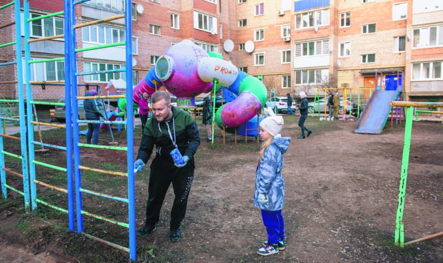 В Бугуруслане жители многоэтажки обустроили детскую площадку