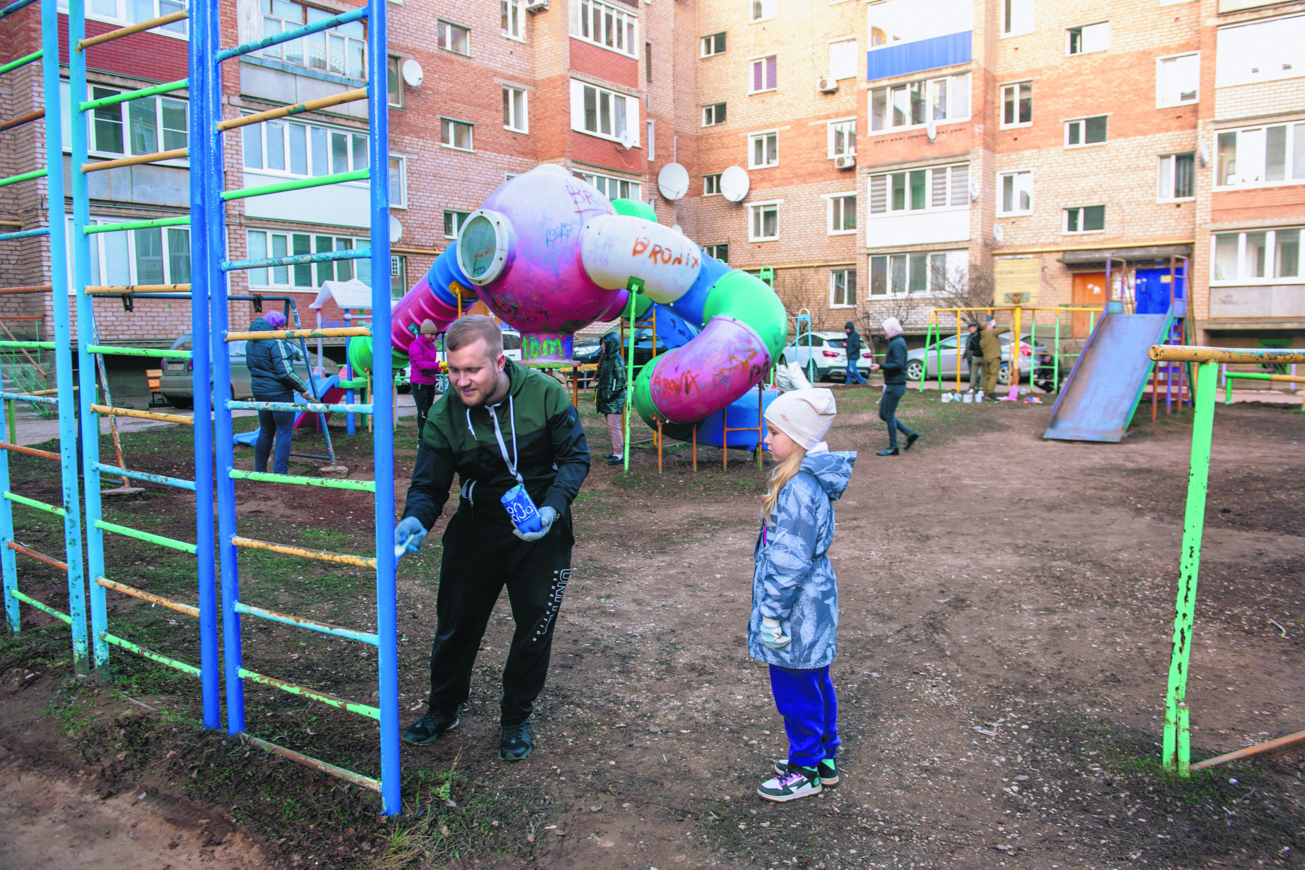 В Бугуруслане жители многоэтажки обустроили детскую площадку -  Бугурусланская правда