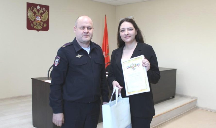Бугурусланские полицейские поблагодарили сотрудницу банка за спасение клиентов от мошенников