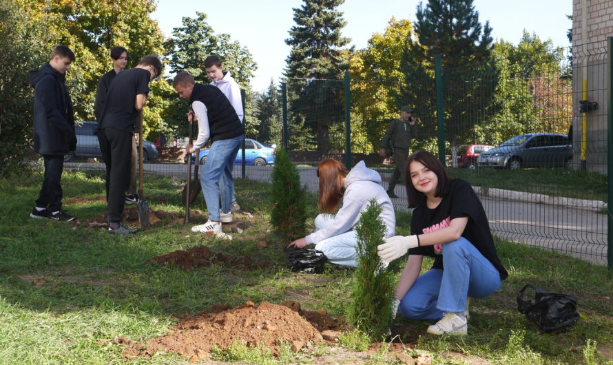 Учреждения образования Бугуруслана приняли участие в акции «Посади дерево»