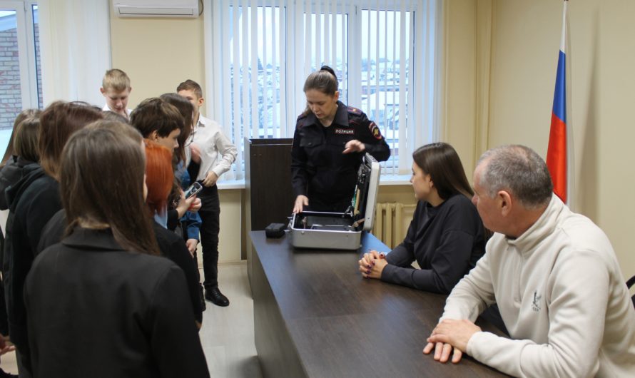 В Бугуруслане полицейские рассказали о своей работе будущим коллегам