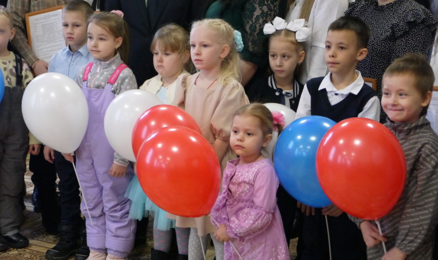 В Бугуруслане и Бугурусланском районе молодым семьям вручили сертификаты на приобретение жилья