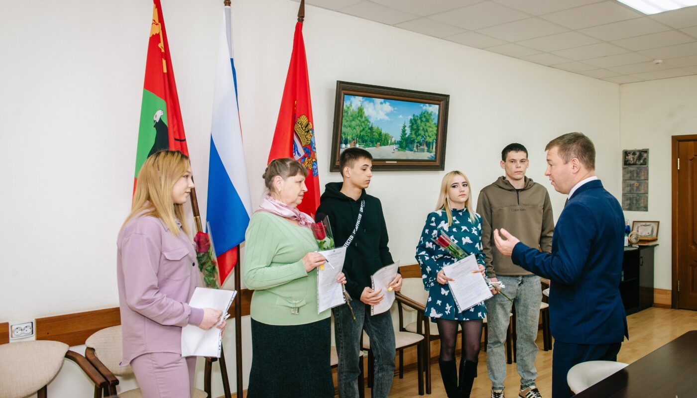 В Бугуруслане пятеро детей-сирот получили жилье | 14.04.2024 | Новости  Бугуруслана - БезФормата