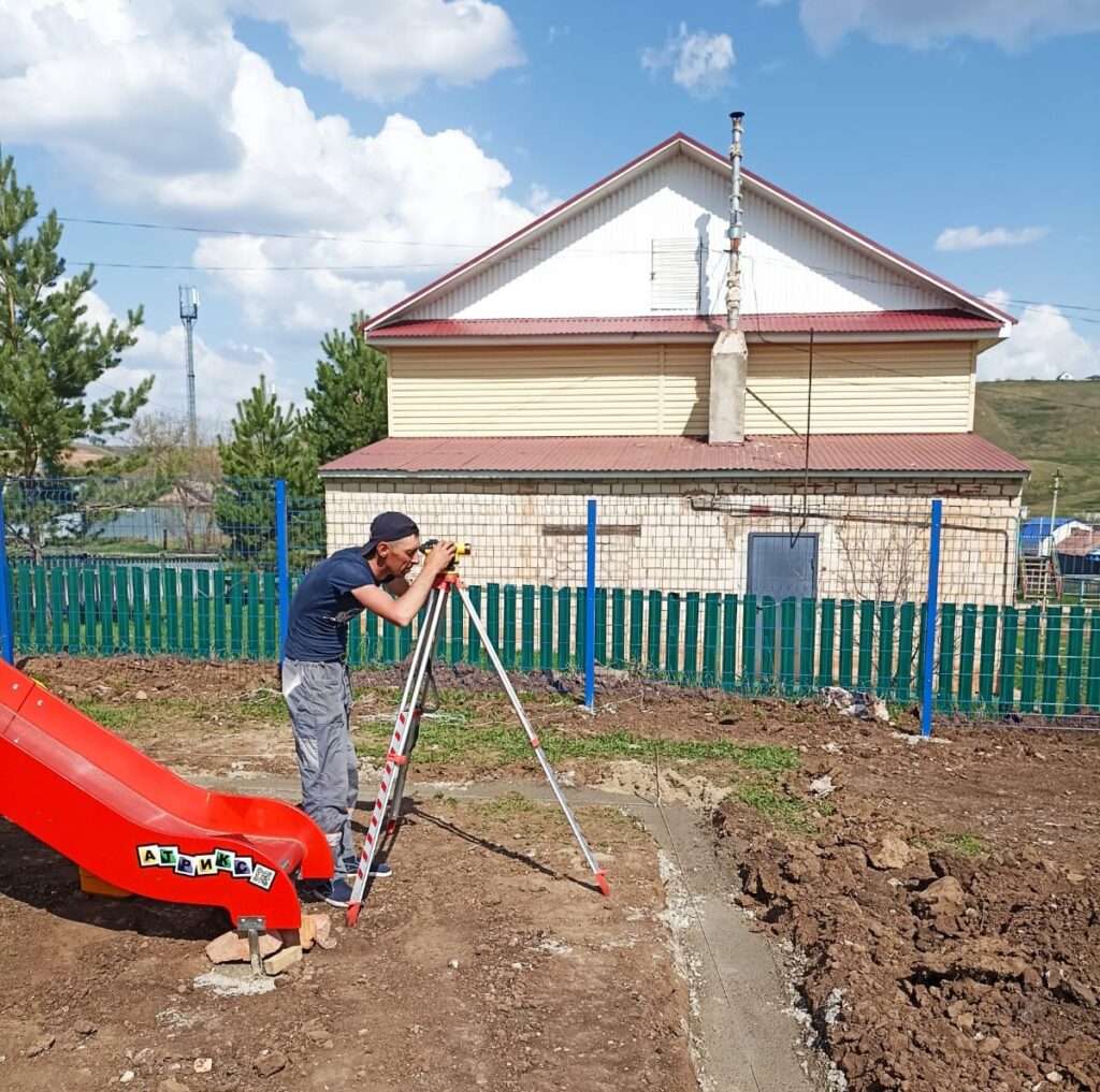 В Благодаровке Бугурусланского района строят детскую площадку и укладывают  тротуар | 24.04.2024 | Новости Бугуруслана - БезФормата