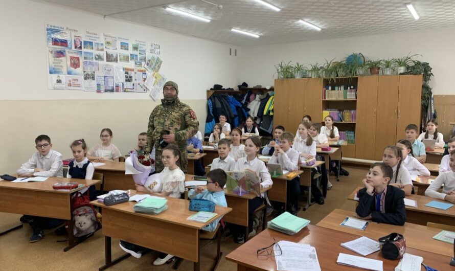 В Бугуруслане боец СВО навестил девочку, написавшую ему письмо