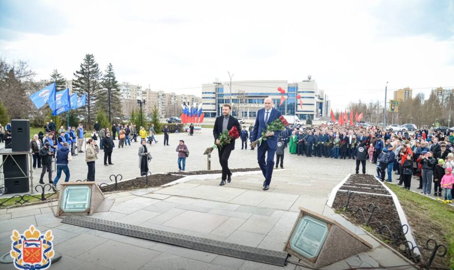 Врио губернатора Евгений Солнцев возложил цветы к памятнику Юрию Гагарину