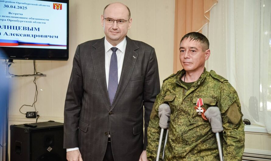 Врио губернатора области в Александровском районе вручил орден Мужества ветерану СВО