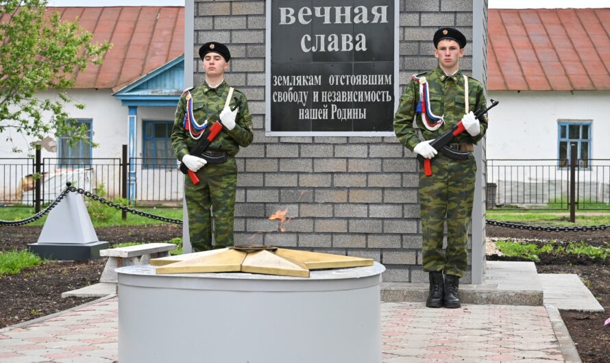 В селе Аксаково в День Великой Победы зажгли Вечный Огонь