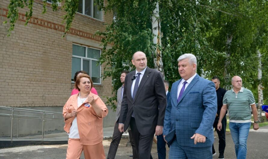 Евгений Солнцев посетил социальные объекты в Илекском районе
