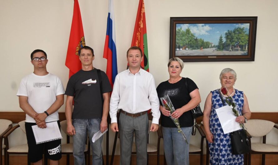 Глава Бугуруслана Дмитрий Дьяченко вручил ключи от квартир детям-сиротам