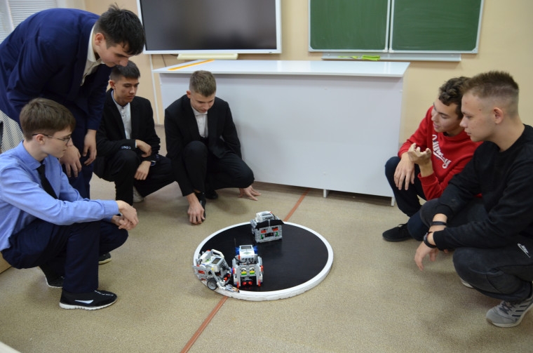 В Бугуруслане школьники научили роботов борьбе сумо