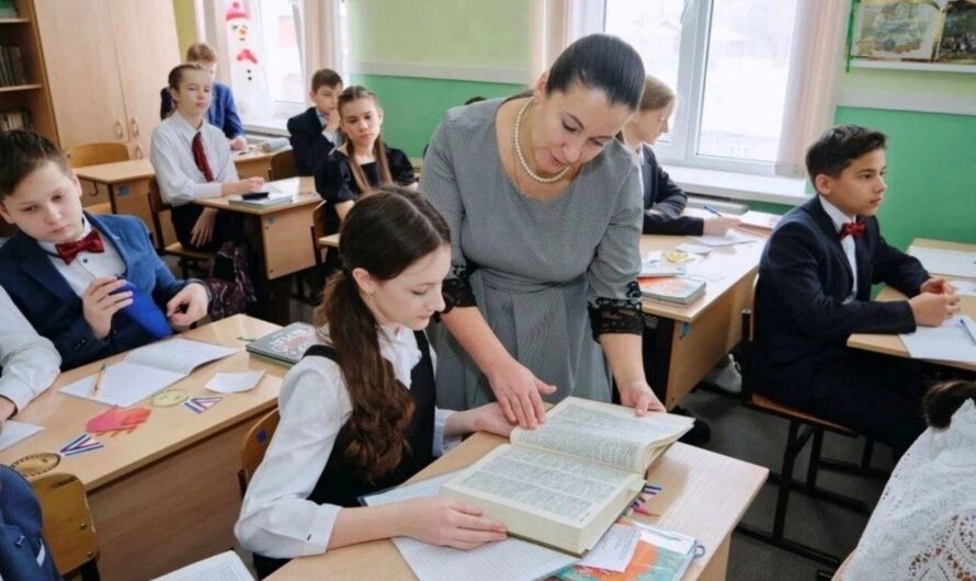 Дмитрий Дьяченко поздравил педагогов Бугуруслана с Днем учителя