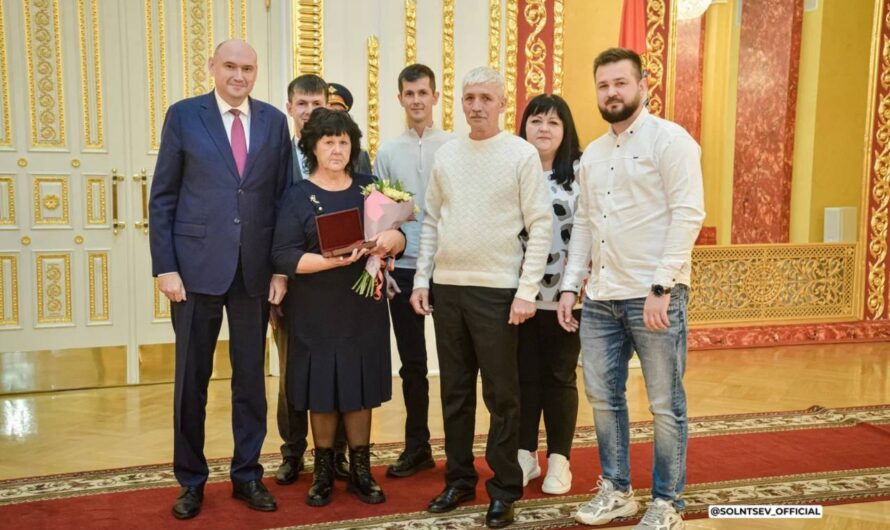 Евгений Солнцев вручил жителям Оренбургской области государственные награды