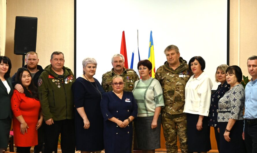 Участникам СВО из Бугурусланского района вручили удостоверения ветерана, нагрудные знаки и шевроны