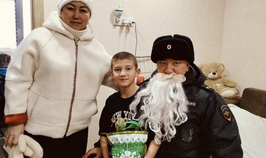 В Бугуруслане полицейские переоделись в сказочных персонажей, чтобы поздравить детей