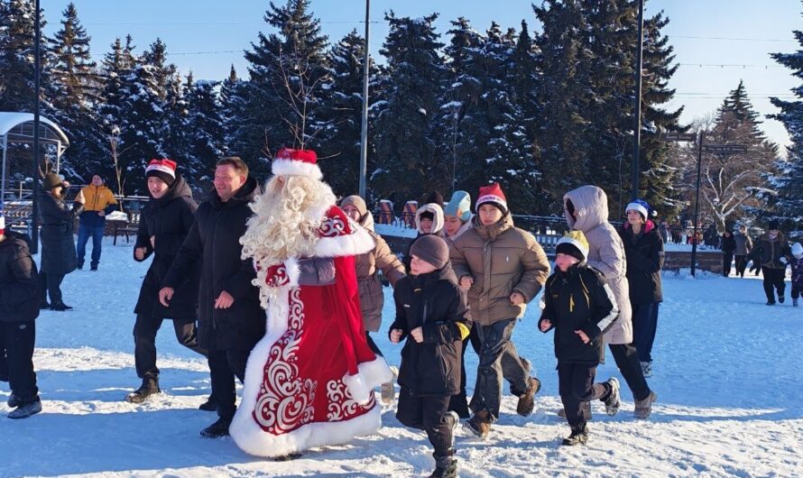 На рождественском забеге в Бугуруслане первым к финишу пришел Дед Мороз