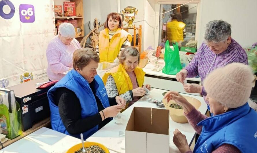 В Бугуруслане «серебряные» волонтеры подготовили 300 порций витаминного чая для участников СВО