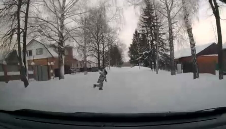 В Бугуруслане школьник попал под машину на скользкой дороге