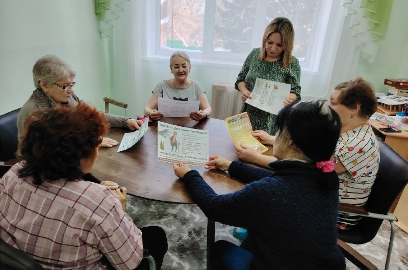 В Бугуруслане пенсионеров научили пользоваться безналичными платежами