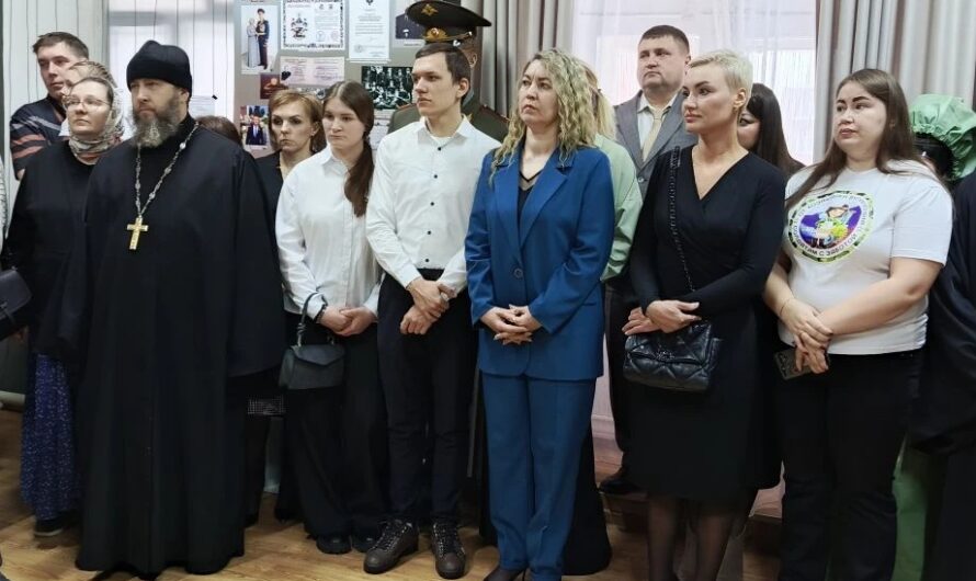 В Бугуруслане открылась выставка, посвященная волонтерам, помогающим фронту